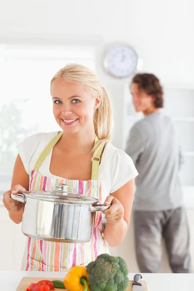 Portrait of a woman posing with a boiler while her fiance is was — Stock Photo, Image