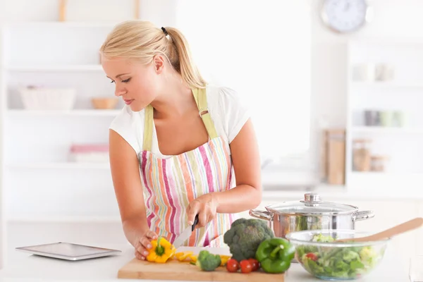 Vrouw met behulp van een tablet-pc om te koken — Stockfoto