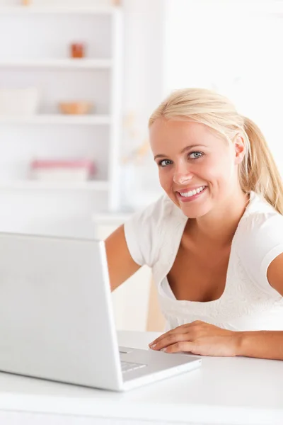 Portrait of a cute woman with a laptop — Stock Photo, Image
