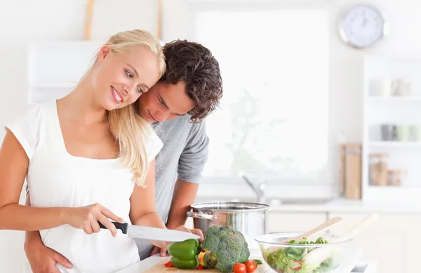 Adorável casal cozinhar — Fotografia de Stock