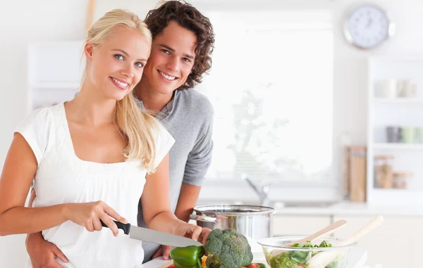Belo casal cozinhar — Fotografia de Stock