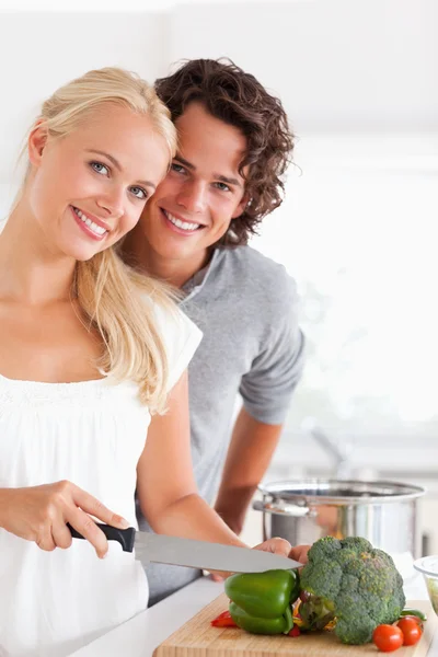 Retrato de um belo casal cozinhar — Fotografia de Stock