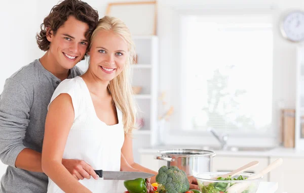 Влюбленная молодая пара готовит — стоковое фото