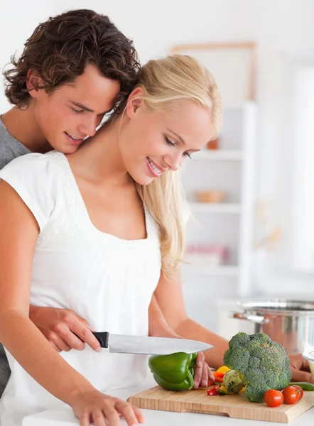 Retrato de una pareja joven cocinando — Foto de Stock