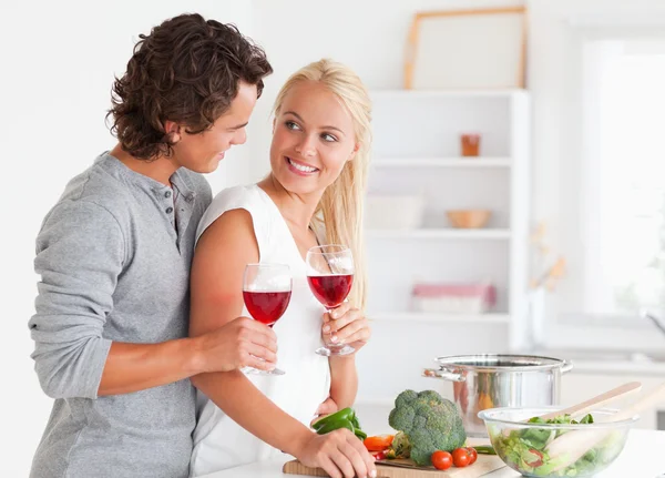 Paar met een glas rode wijn — Stockfoto