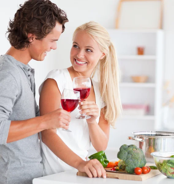 Retrato de um casal tomando um copo de vinho tinto — Fotografia de Stock