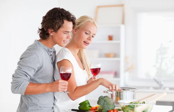 Giovane coppia con un bicchiere di vino rosso — Foto Stock