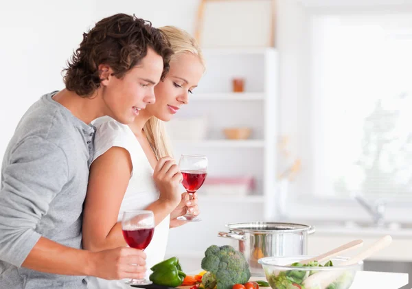 Cocina en pareja mientras toma una copa de vino —  Fotos de Stock