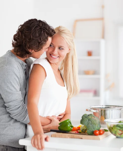 Retrato de una pareja abrazándose mientras cocinan —  Fotos de Stock