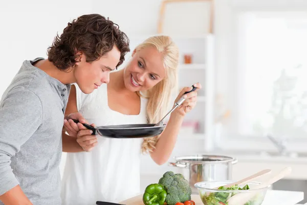 Couple cuisine avec une casserole — Photo