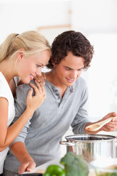 Retrato de una pareja degustando una comida — Foto de Stock