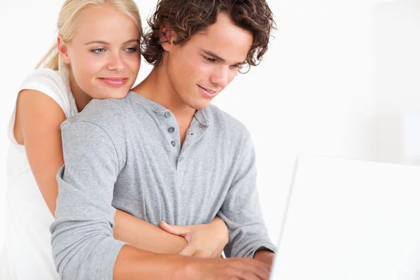 Närbild på ett par använder en bärbar dator — Stockfoto
