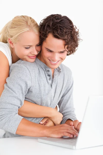 Porträtt av ett par använder en bärbar dator — Stockfoto