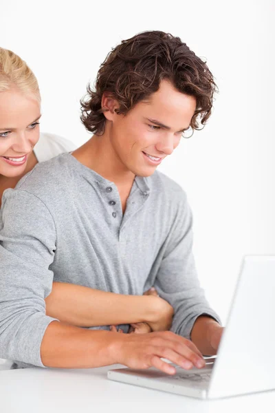 Retrato de um casal bonito usando um laptop — Fotografia de Stock