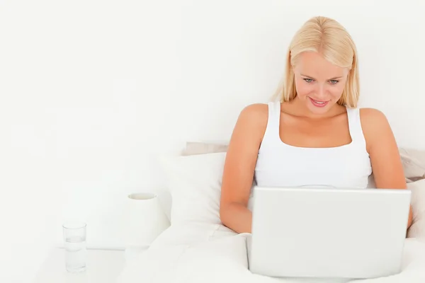 Piękna blond kobieta za pomocą laptopa — Zdjęcie stockowe