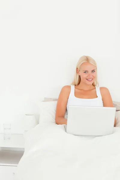 Portrait of a blonde woman with a laptop — Stock Photo, Image