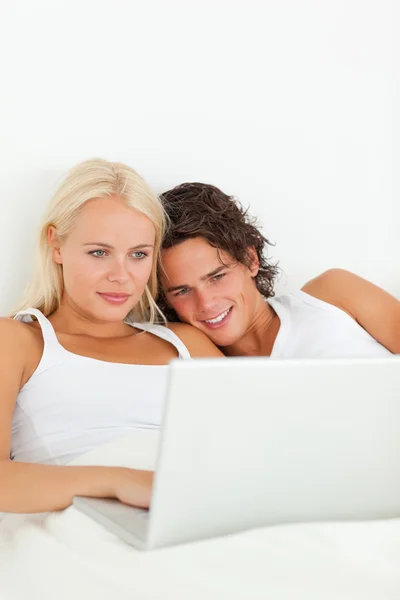 Retrato de una pareja viendo una película con un portátil — Foto de Stock