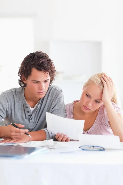 Worried Couple with Paperwork — Stock Photo, Image