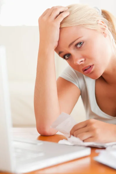 Worried woman doing paperwork — Stock Photo, Image