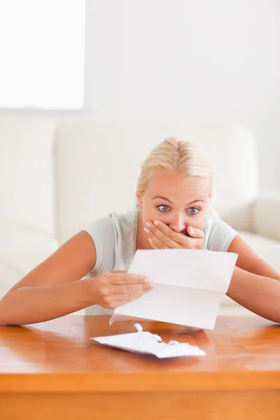 Shocked cute woman reading a letter — Stock Photo, Image
