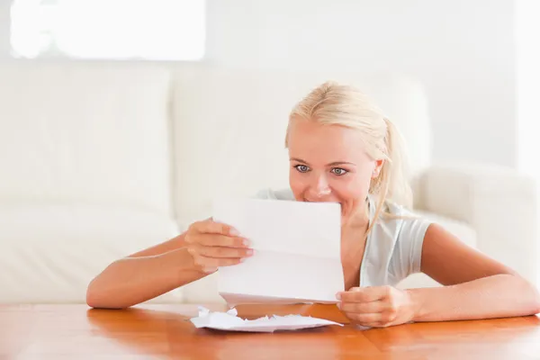 Happy woman reading a letter — Stock Photo, Image