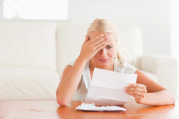 Despaired woman holding a letter — Stock Photo, Image