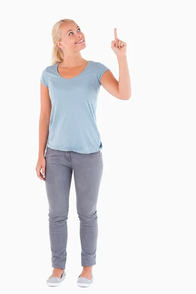 Leende kvinna som pekar på copyspace — Stockfoto