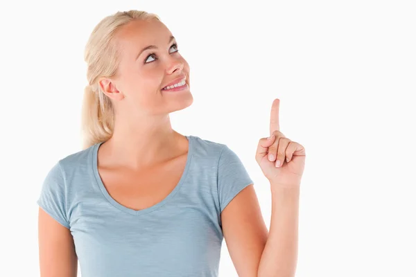 Sorrindo mulher loira apontando para copyspace — Fotografia de Stock