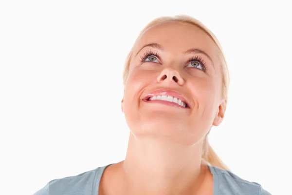 Χαμογελώντας ξανθιά γυναίκα εξετάζοντας το ανώτατο όριο — Φωτογραφία Αρχείου