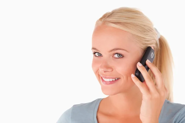 Uśmiechnięta kobieta przy telefonie. — Zdjęcie stockowe