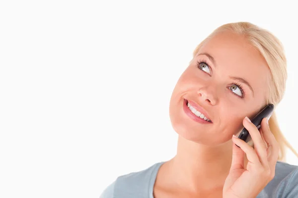 Femme blonde souriante au téléphone — Photo