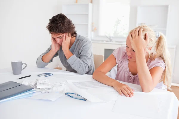 Concerned couple with hone accounts — Stock Photo, Image