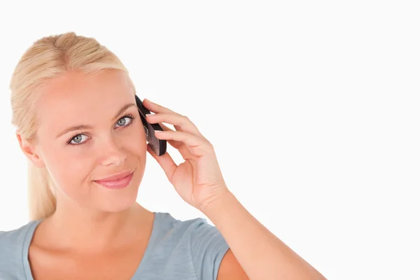 Roztomilý usmívající se žena na telefonu — Stock fotografie