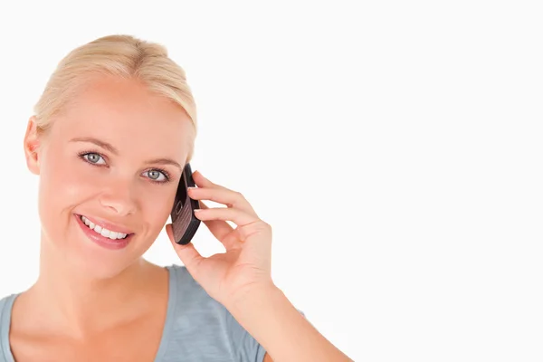 Glad kvinna på telefon — Stockfoto