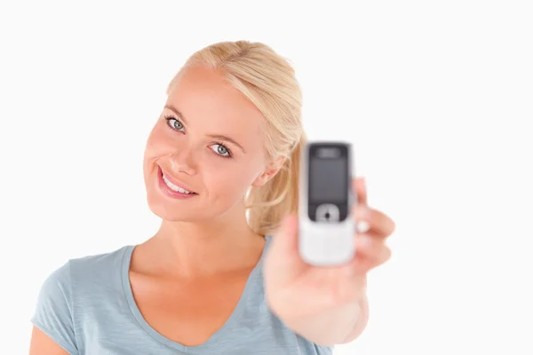 Ευτυχισμένη γυναίκα δείχνει ένα κινητό — Φωτογραφία Αρχείου