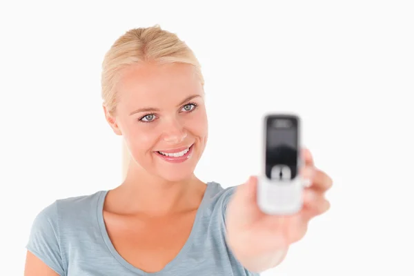 Uśmiechnięta kobieta pokazano telefon komórkowy — Zdjęcie stockowe