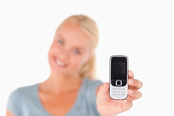Mulher mostrando telefone — Fotografia de Stock