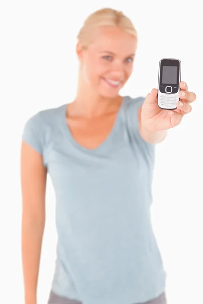 Mujer rubia sonriente mostrando un teléfono — Foto de Stock