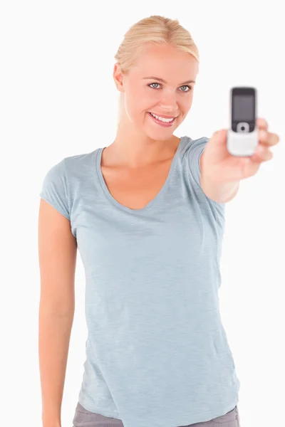 Sonriendo hermosa mujer mostrando un teléfono — Foto de Stock