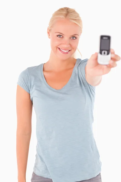 Lächelnde süße Frau, die ein Handy zeigt — Stockfoto