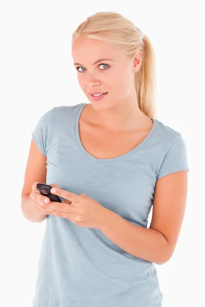 Kobieta wybierania w telefonie patrząc camrea — Zdjęcie stockowe
