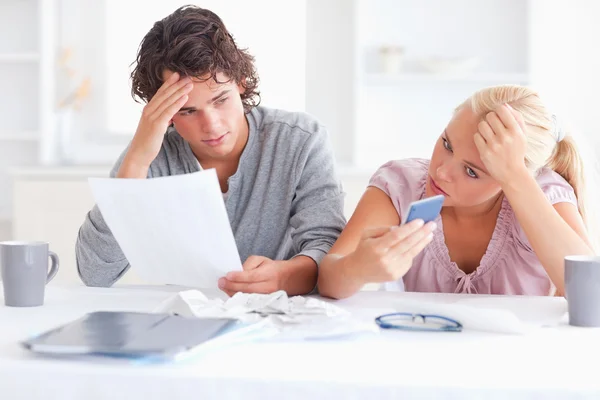 Unhappy couple doing accounts — Stock Photo, Image