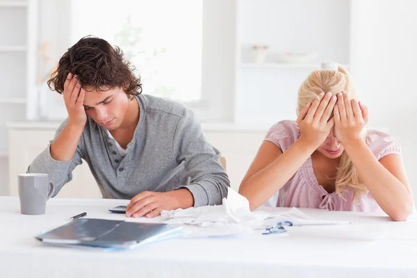 Triste casal enquanto contabilidade — Fotografia de Stock