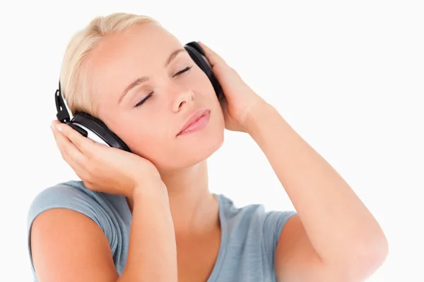 Bliska z blond kobieta ze słuchawkami — Zdjęcie stockowe