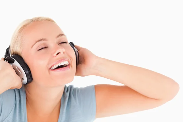 Fechar de uma mulher rindo com fones de ouvido — Fotografia de Stock