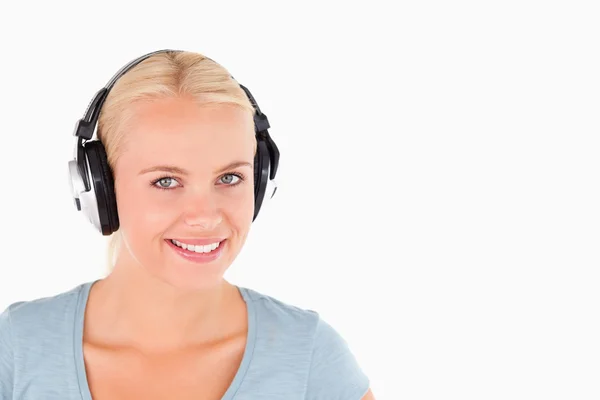 Close up de uma mulher sorridente com fones de ouvido — Fotografia de Stock