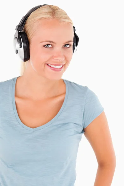 Retrato de uma mulher sorridente com fones de ouvido — Fotografia de Stock