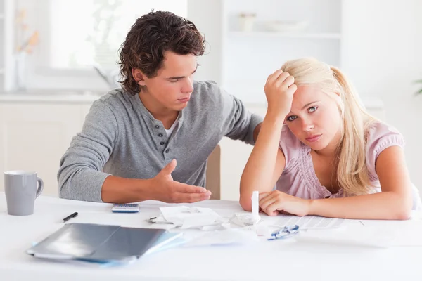 Despaired couple doing their accounts — Stock Photo, Image