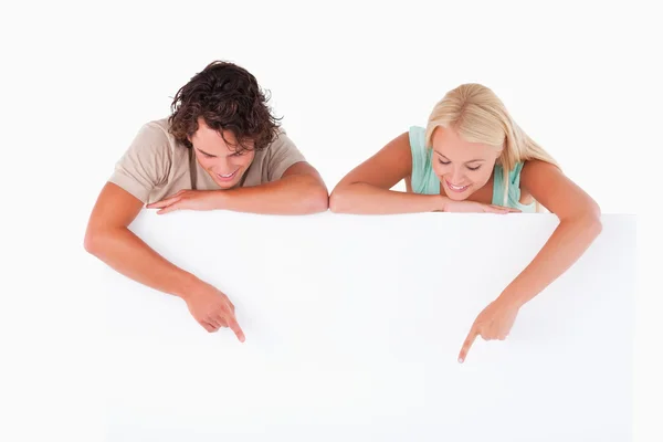 Homem e mulher apontando em um quadro branco — Fotografia de Stock