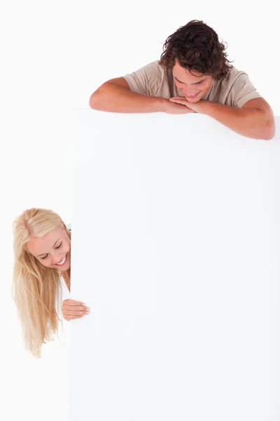 Hombre y mujer mirando una pizarra blanca — Foto de Stock